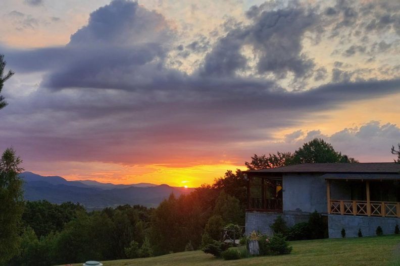 Фото до: 20+ небанальних готелів в Українських Карпатах, в які тобі варто завітати влітку 2022 Вікна-новини СТБ 20 готелів в Українських Карпатах