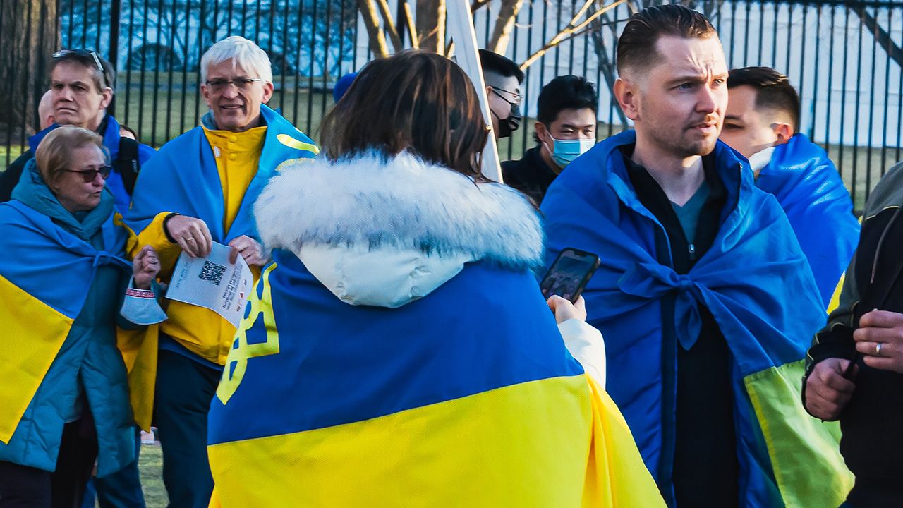Українські переселенці в ЄС - як Євросоюз допомагає українцям