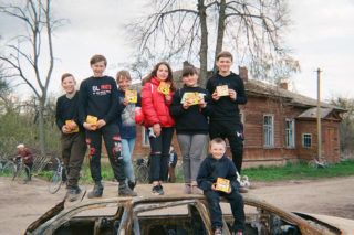 За блакитними очима