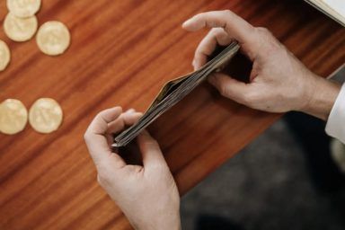 Чому немає виплат ВПО і що робити, якщо не надходять виплати переселенцям