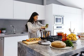 Корисні звички, які покращать життя під час війни: 8 простих порад