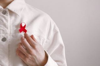 Що таке ВІЛ та СНІД: симптоми, як передається і чи можна вилікуватись