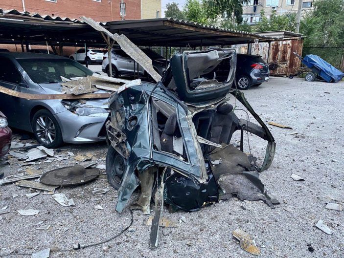 120 прильотів і троє загиблих. Росіяни потужно вдарили Градами по Нікополю Фото 2 до: Обстріл Нікополя 11 серпня 2022: що відомо і фото руйнувань