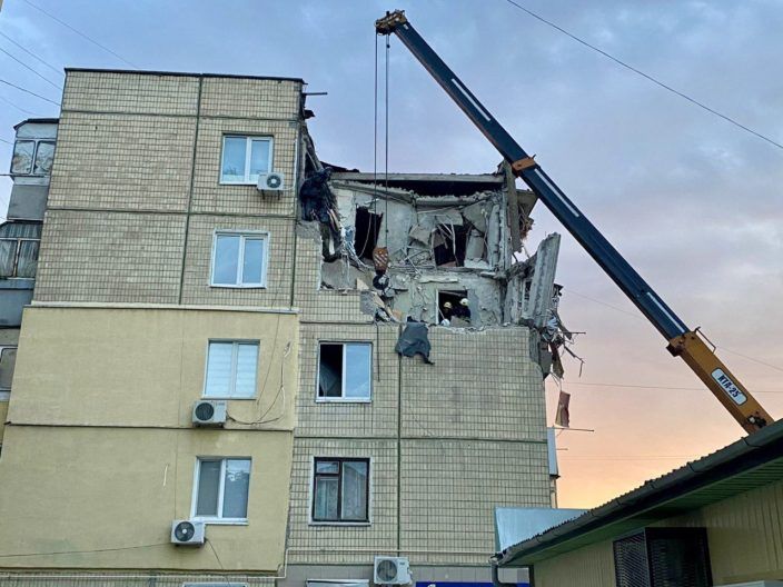 120 прильотів і троє загиблих. Росіяни потужно вдарили Градами по Нікополю Фото 1 до: Обстріл Нікополя 11 серпня 2022: що відомо і фото руйнувань