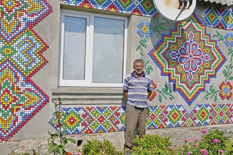 Микола Левчук прикрасив будинок вишиванкою з кришок від пластикових пляшок