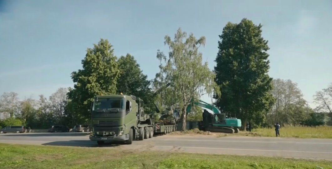 Естонія, демонтували танк