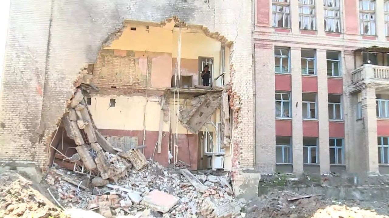 Ще півроку тому Бахмут славився своїм колоритом, а сьогодні — місто-привид. Репортаж із прифронтової Донеччини