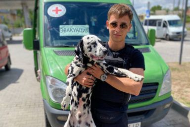 Музикант з Дніпра евакуює людей з Донеччини: куди звернутися по допомогу