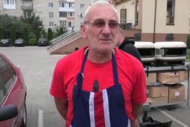 Іноземні волонтери годують піцою переселенців