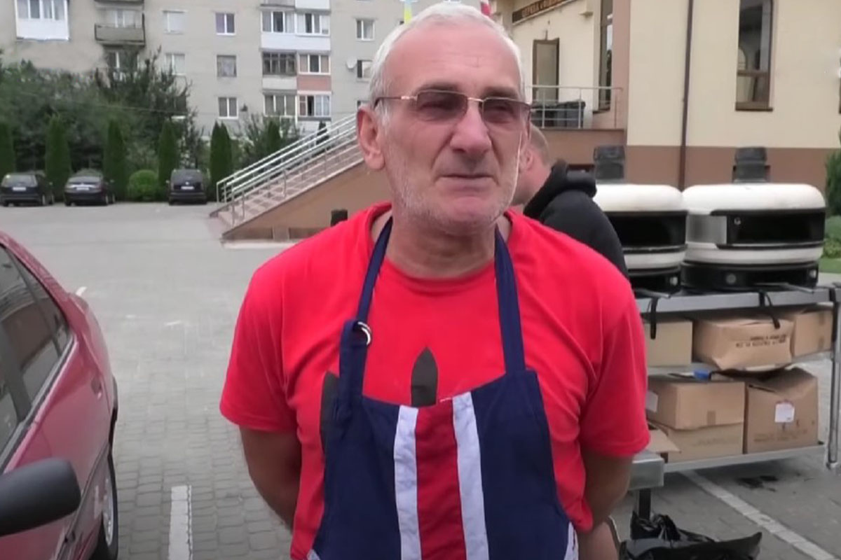 Іноземні волонтери годують піцою переселенців