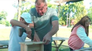 Школярі на Черкащині майструють з дерева заради ЗСУ