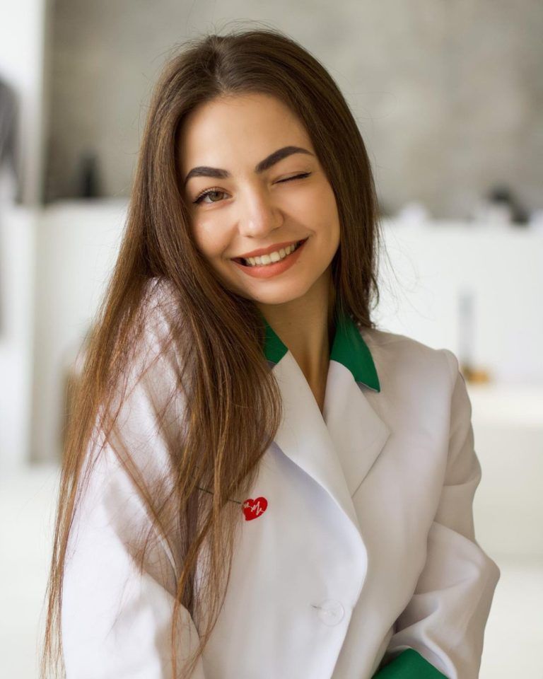 Яна Українська фармацевтка