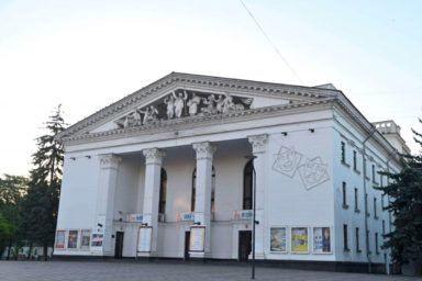 Фото к: Истории мариупольцев, которые спаслись от трагедии в Драмтеатре