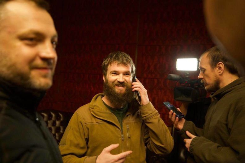 Фото 2 к: Освобождение украинских военных: первые фото