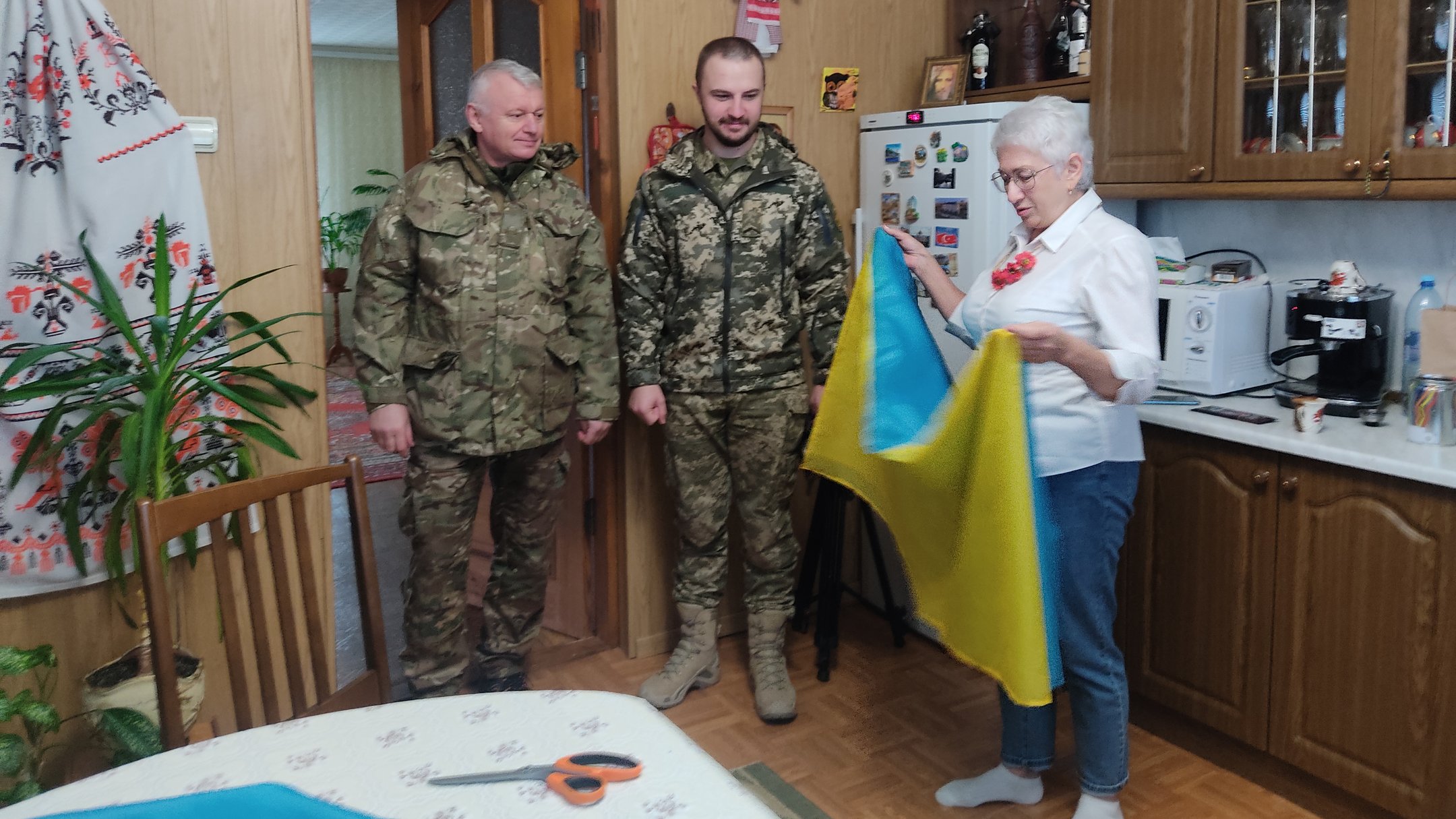 Українська волонтерка шиє прапори для військових