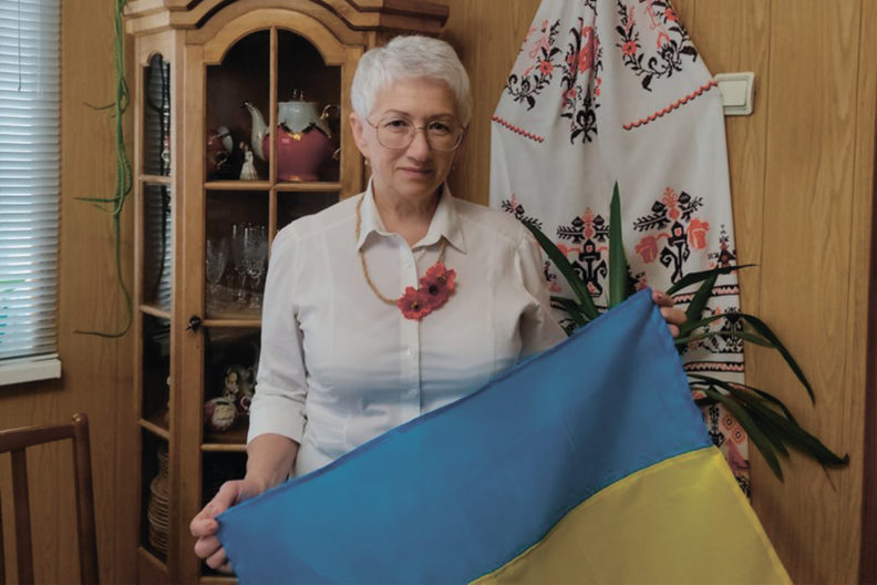 Волонтерка Людмила Янушевич шиє українські прапори для військових