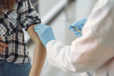 Чому болить рука після вакцинації та як зменшити біль