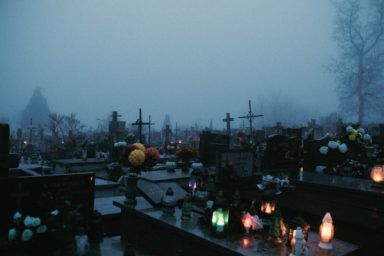 Я працюю на цвинтарі - огляд на книгу і фільм