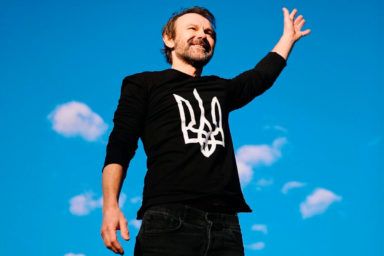 Святослав Вакарчук відвідав Ізюм та заспівав Червону руту з мешканцями