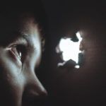 Летит дрон-камикадзе? Как спастись во время атаки дома и на улице
