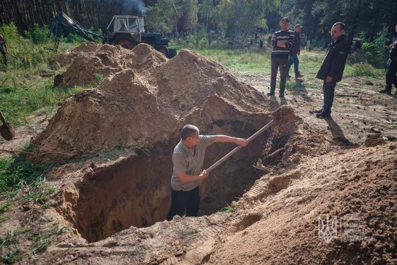 Массовые захоронения и братская могила — в Лимане начали эксгумацию сотен жертв оккупации Фото 2 к: Массовые захоронения в Лимане: эксгумация тел жертв войны