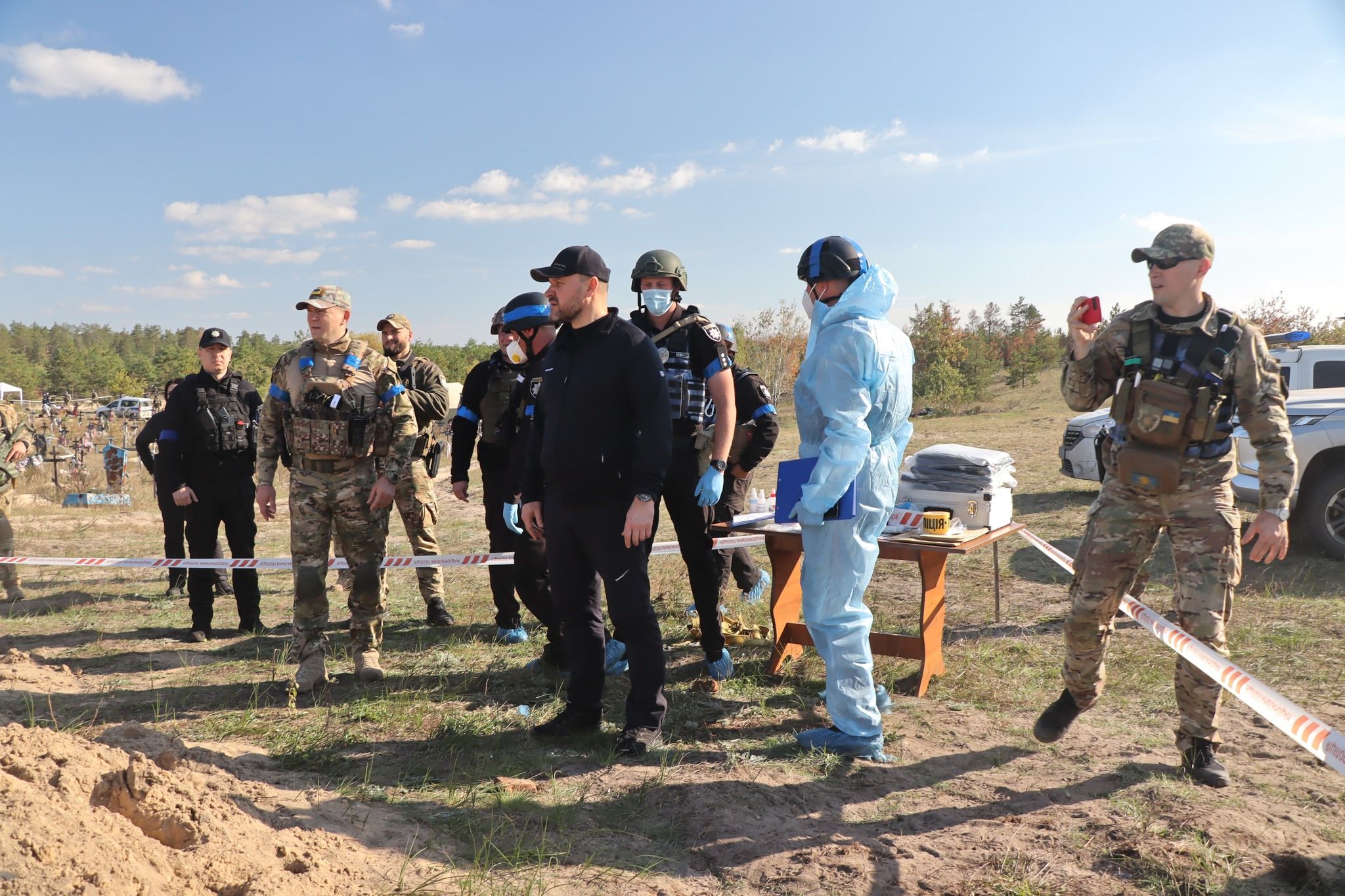 поліція ексгумувала 20 тіл