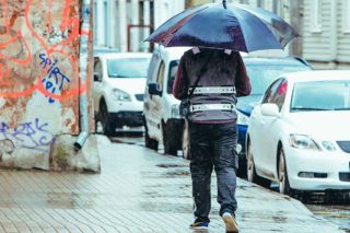 Останні теплі дні, а потім… сніг! На Україну суне холодний циклон