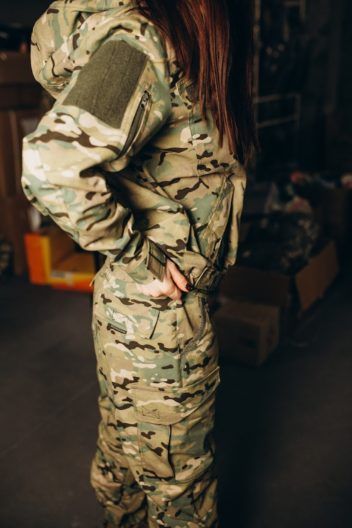 Фото 4 к: Землячки запустили пошив женской военной формы