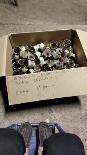 Фото 1 к: История волонтера с инвалидностью, который делает окопные свечи