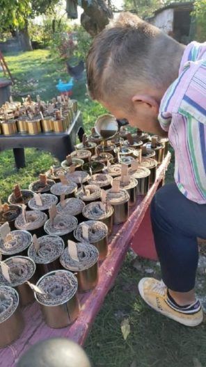 Фото 2 к: История волонтера с инвалидностью, который делает окопные свечи
