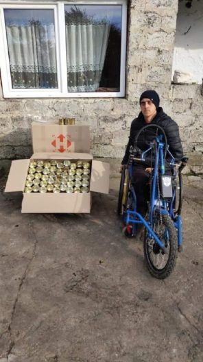 Фото 4 к: История волонтера с инвалидностью, который делает окопные свечи
