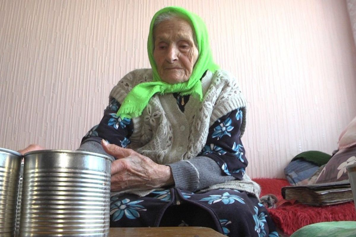 Вінничанка в 93 роки виготовляє окопні свічки