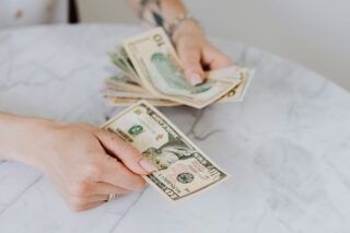 Що буде з курсом долара до кінця року в Україні: прогноз експертів