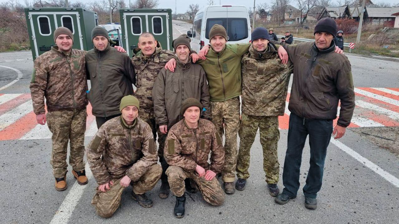 Обмін полоненими 26 листопада: 12 військових та цивільних повернули з полону в Україну