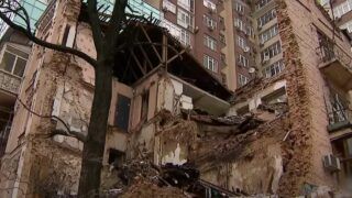 Відновлення пошкоджених будинків у Києві після ракетних ударів