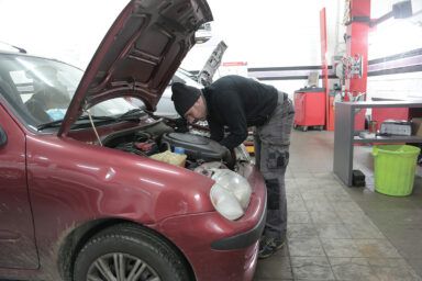 Чому не можна заряджати техніку від автомобільного акумулятора