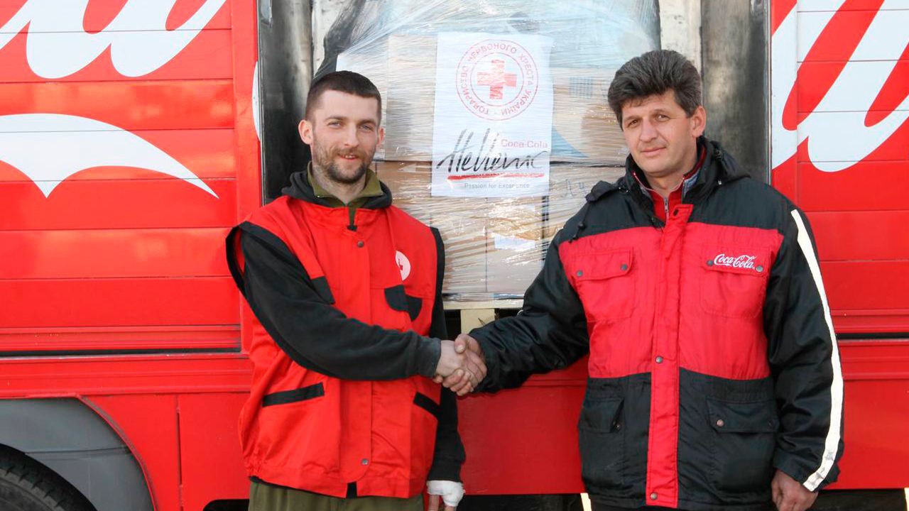 Кока-Кола допоможе продуктами 70 тисячам сімей в Україні у партнерстві з Червоним Хрестом