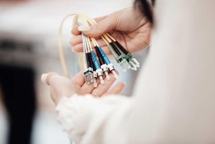 Как выбрать инвертор для дома и как правильно его подключить