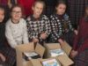 Готують подарунки, коли вимикають світло. Що пишуть і бажають захисникам діти