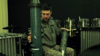 Як військовий грає музику на автоматах та Джавелінах