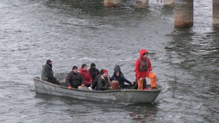 Фото 1 до: Даниїл Бахмутський переправляє людей через Печенізьке водосховище