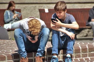 Що робити, коли дитина постійно сидить у телефоні