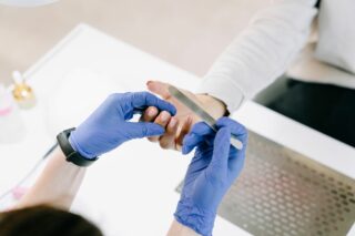 Шкода ультрафіолетових ламп для манікюру: вплив на здоров'я