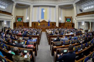 Чиновникам обмежили виїзд за кордон