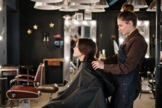 Місячний календар стрижок на лютий 2023: сприятливі дні