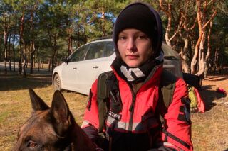 Это работа, которую должен кто-то делать! — 17-летний кинолог о поиске погибших на местах российских обстрелов