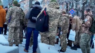 Бійці в черзі
