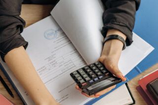 Українські біженці мають декларувати іноземну грошову допомогу