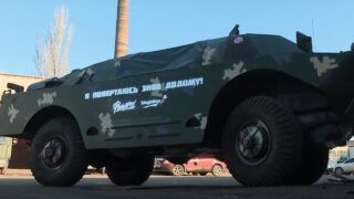 Одеські механіки ремонтують та передають на фронт бойові машини