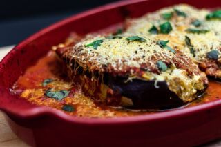 Запечені баклажани з сулугуні: простий рецепт від Сергія Денисова